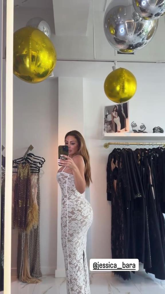 徐娘半老！皮蓬前妻穿吊帶裙自拍，這身材也太炸裂了！