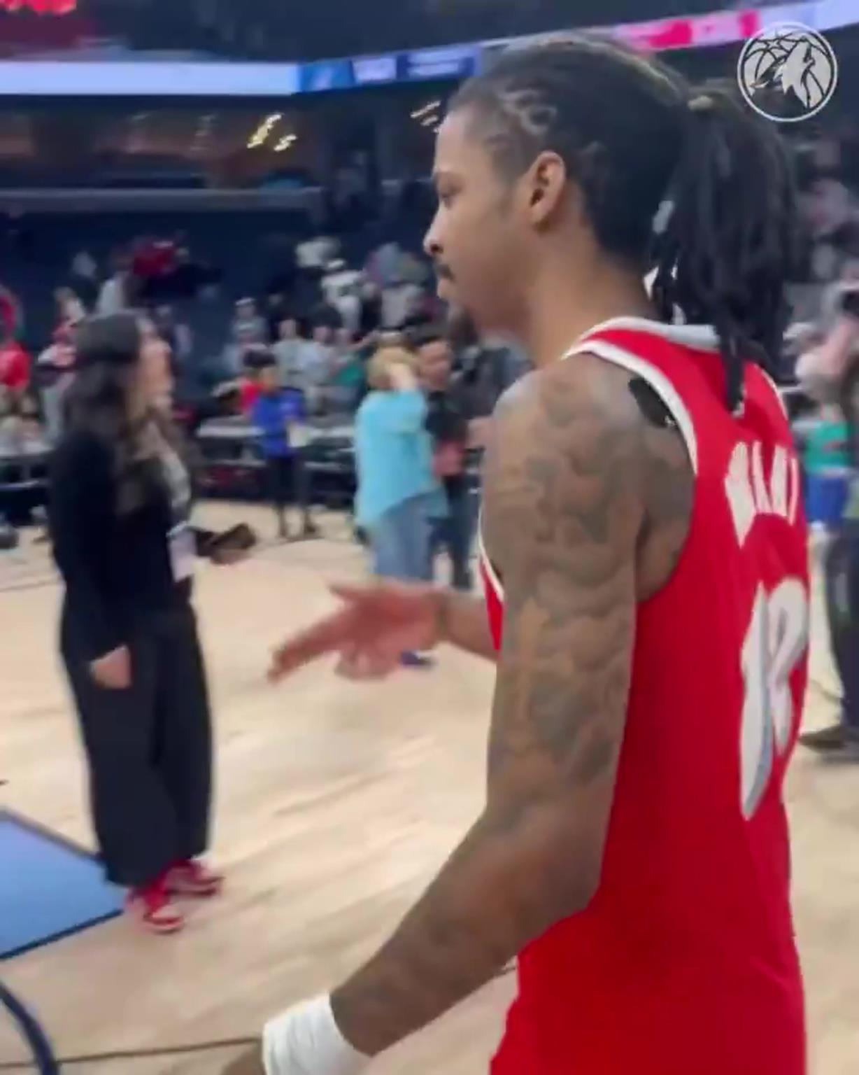 笑死！莫蘭特賽后與華子握手，竟然也是比出“手槍”的手勢(shì)