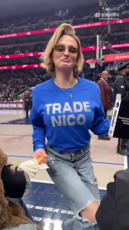 主場(chǎng)不準(zhǔn)球迷打印“解雇Nico”標(biāo)語(yǔ)，女球迷就出此下策