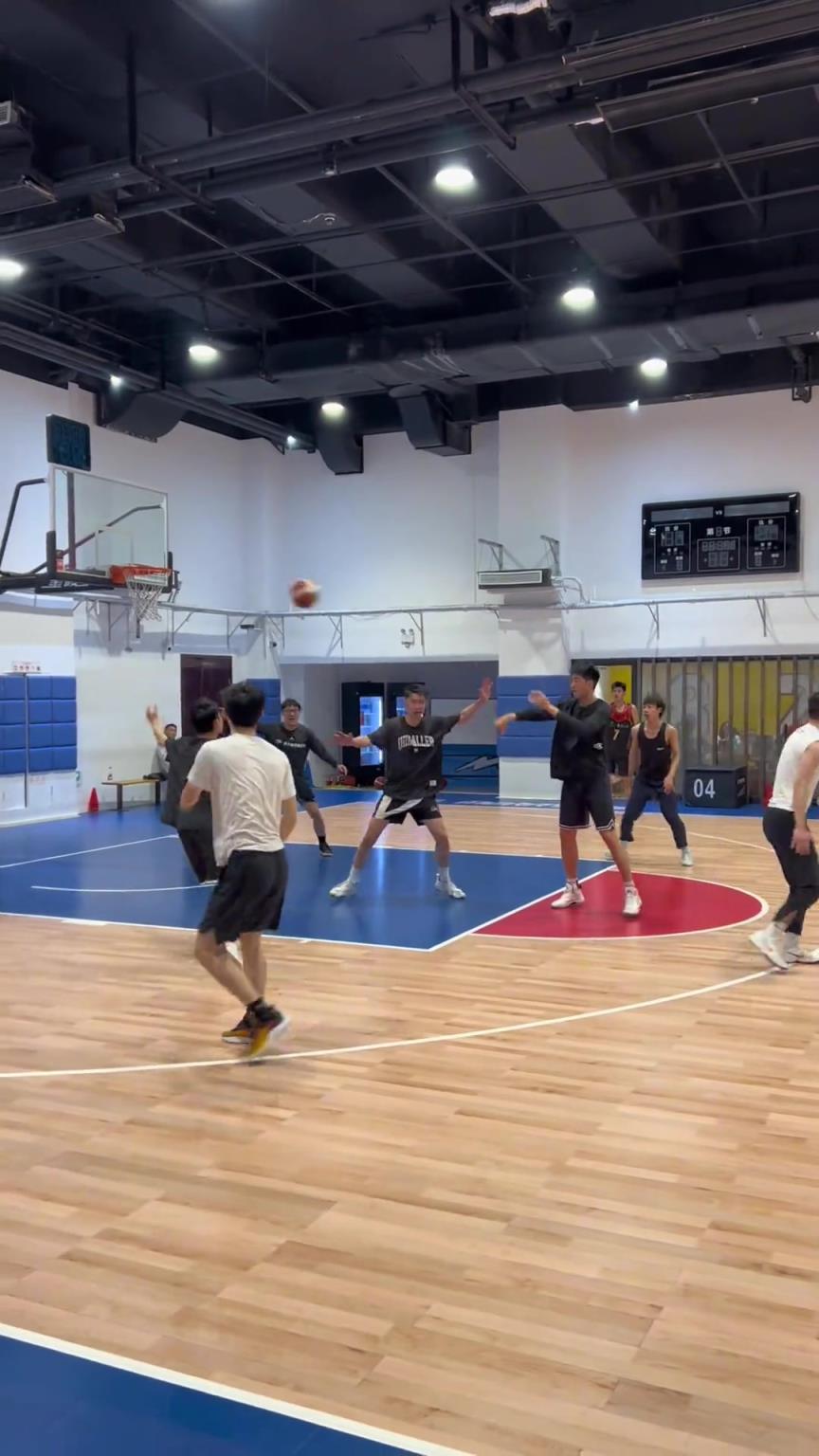 對(duì)手回家后：老婆，我今天在野球場(chǎng)匹配到巔峰馬刺隊(duì)了！