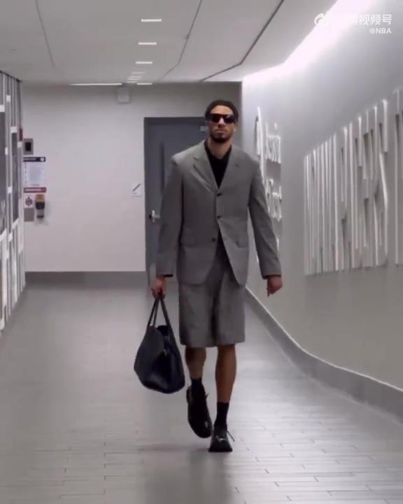 時(shí)尚潮男！哈利今日一身灰西裝短褲墨鏡搭配入場(chǎng) 腿真細(xì)！