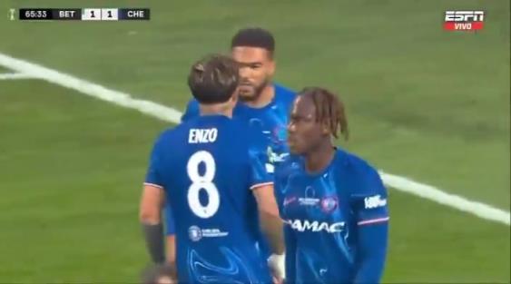 繼續(xù)干！恩佐進(jìn)球后給了詹姆斯一巴掌，兩人頂頭互相打氣