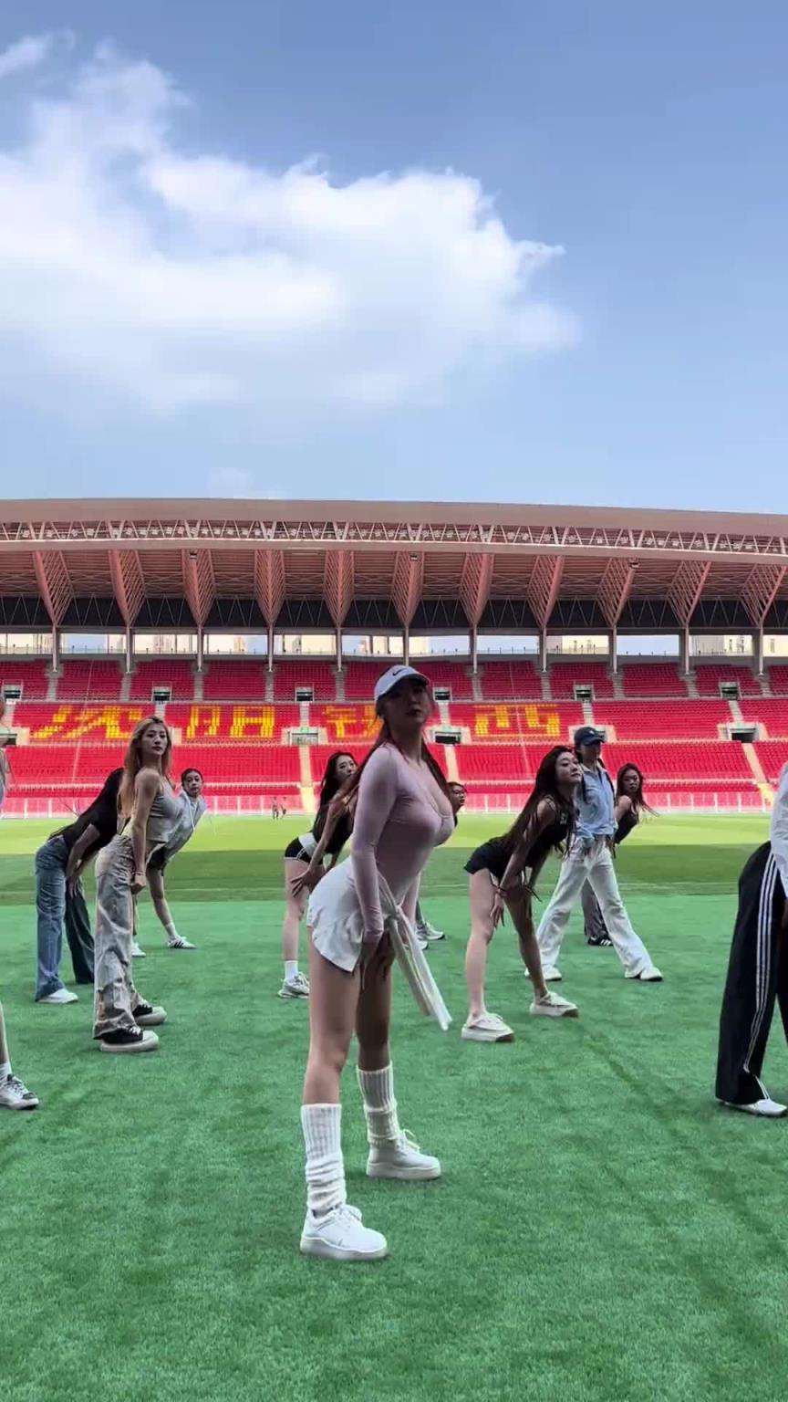 好看！在彩排的遼寧鐵人啦啦隊(duì)小姐姐們