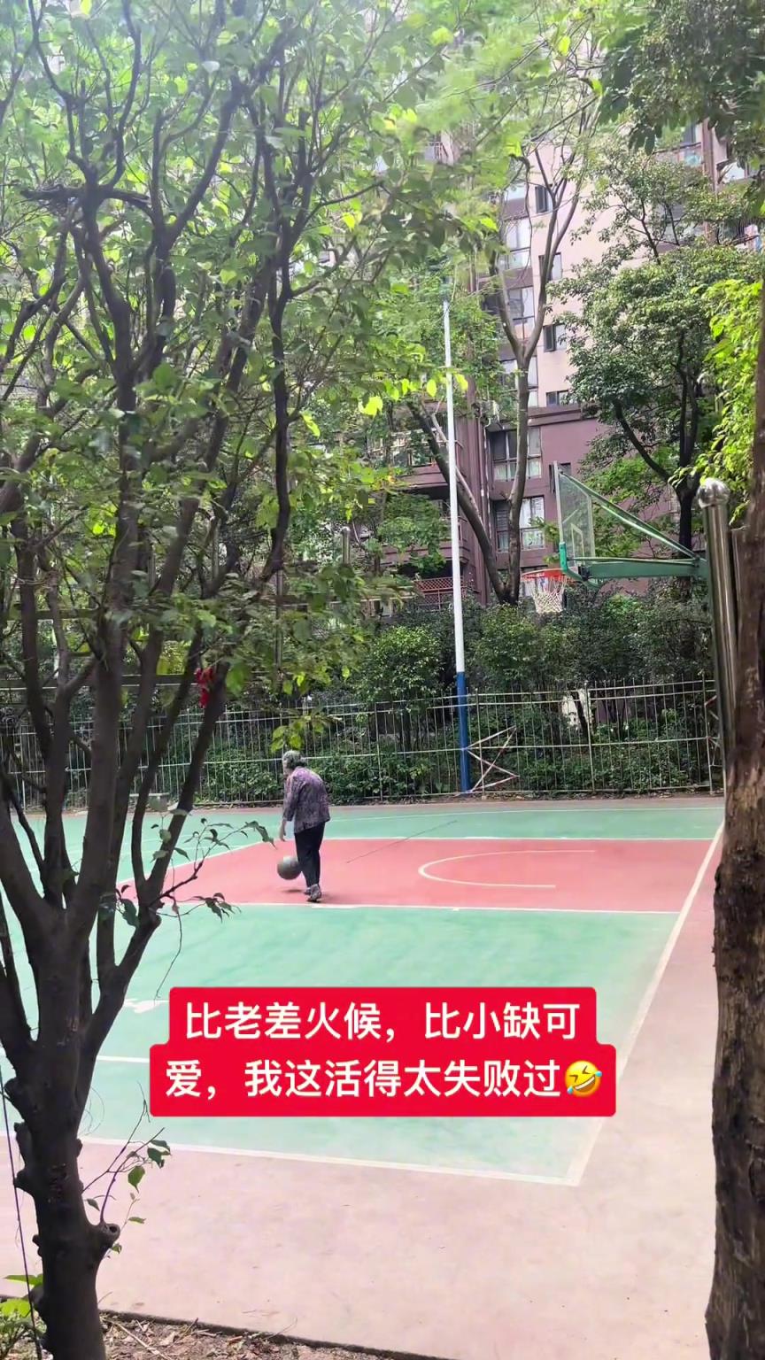 這阿婆單手一投一個(gè)準(zhǔn)，姜還是老的辣