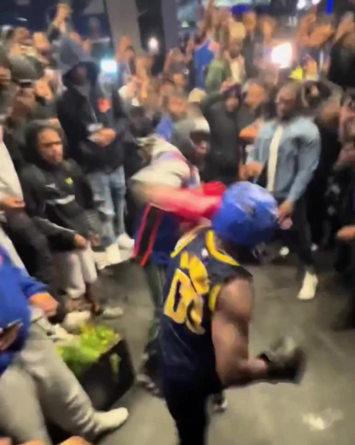 這不比場(chǎng)上好看？尼克斯&步行者球迷賽后直接1v1拳擊