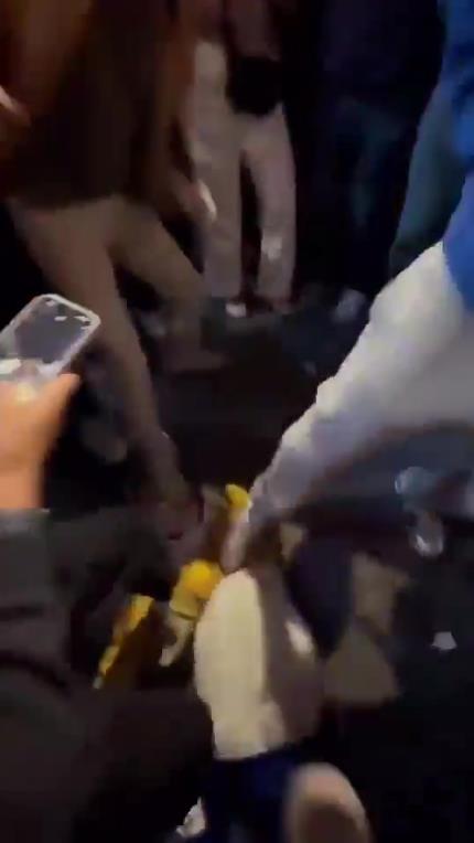 驚！尼克斯大勝步行者后，哈利伯頓遭主場(chǎng)球迷群毆